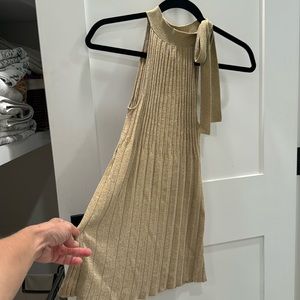 Beautiful sleeveless top with side bow. Light sweater material. Flowy at bottom